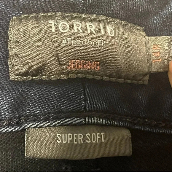 Torrid Jeggings - Super Stretch Dark Wash. Size 14R, 27" Inseam. Preloved - Picture 8 of 10